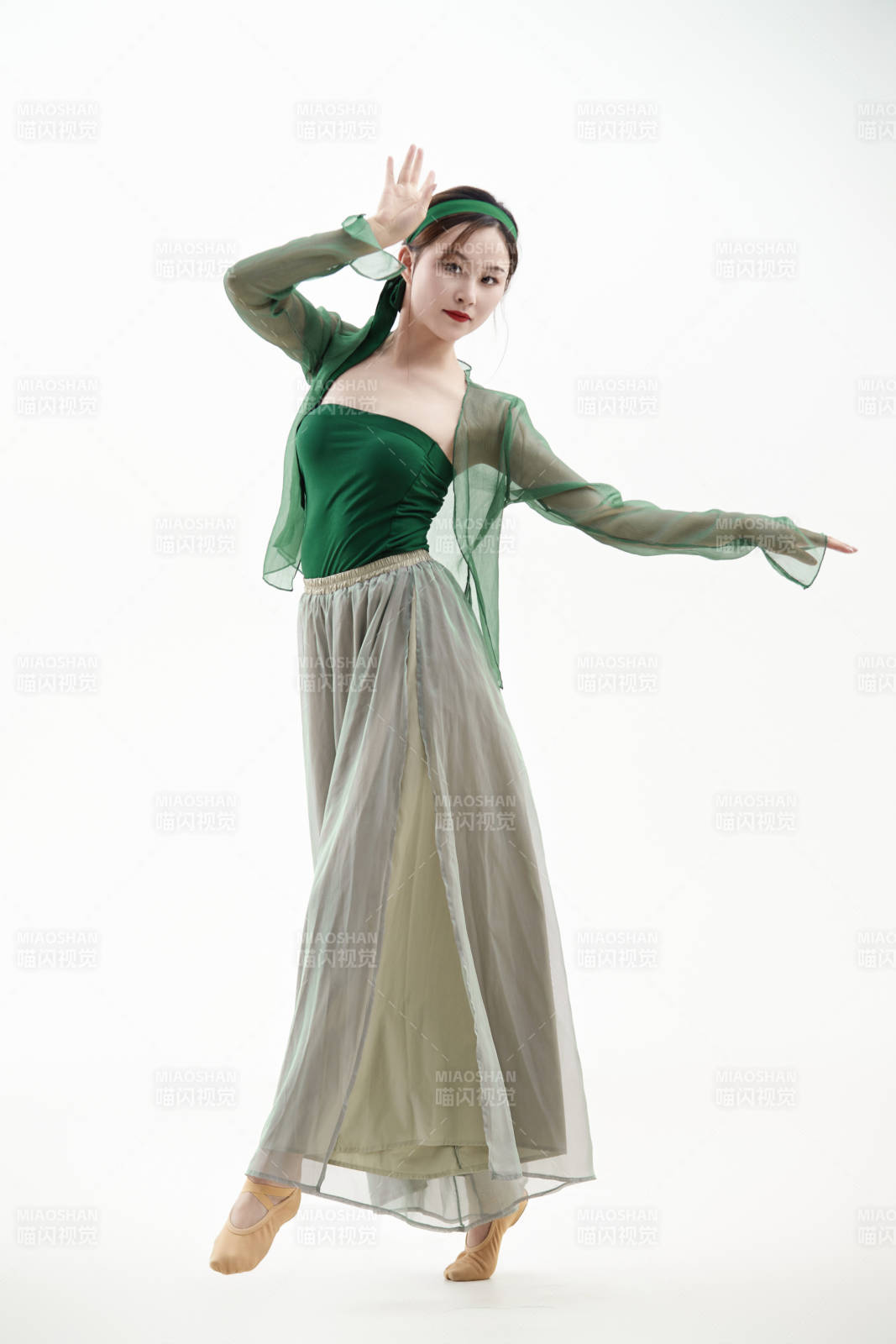 身穿青色古典舞蹈服装手拿蒲扇跳舞的少女图片