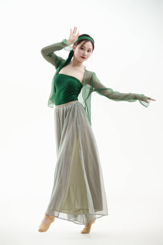 身穿青色古典舞蹈服装手拿蒲扇跳舞的少女图片