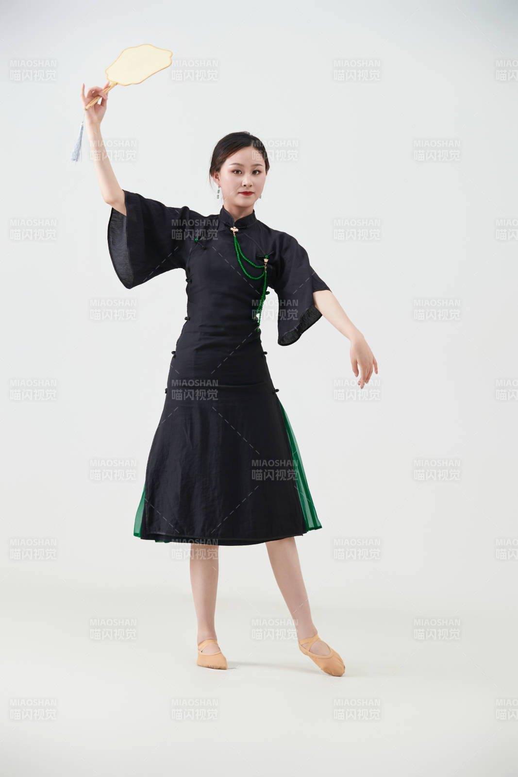 穿着中式旗袍翩翩舞蹈的亚洲少女舞者图片