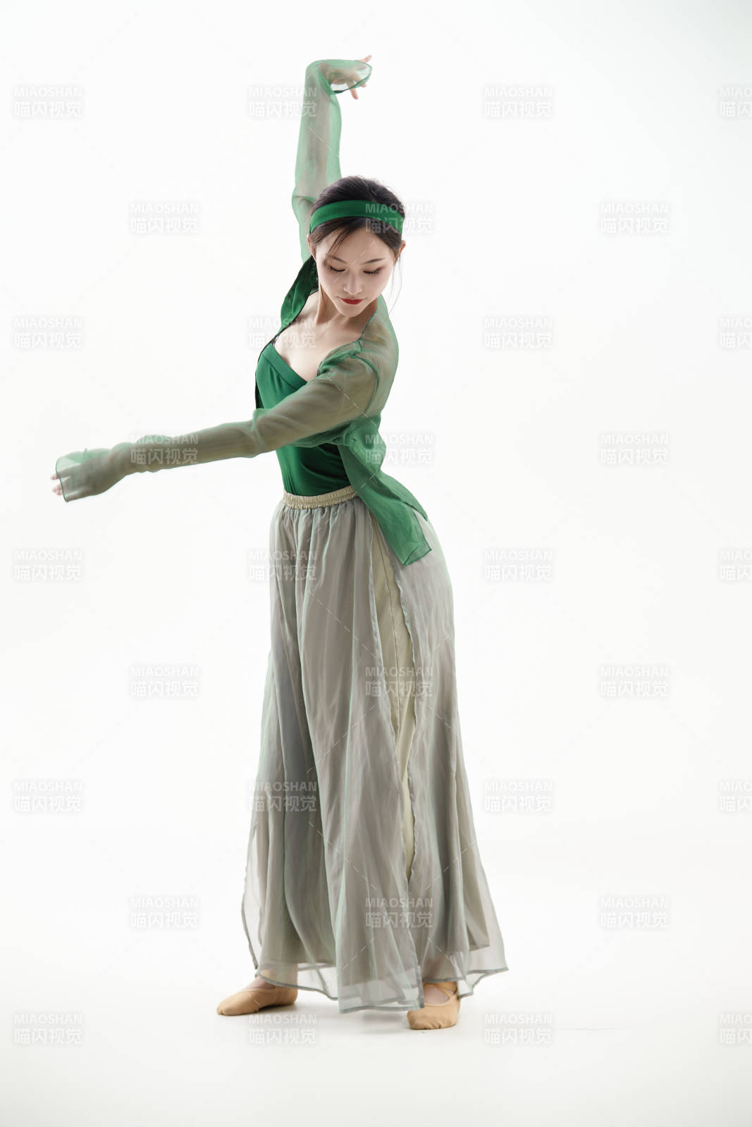 身穿青色古典舞蹈服装手拿蒲扇跳舞的少女图片