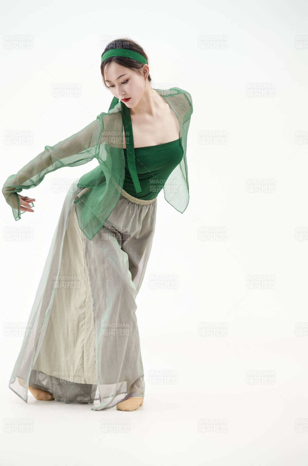 身穿青色古典舞蹈服装手拿蒲扇跳舞的少女图片