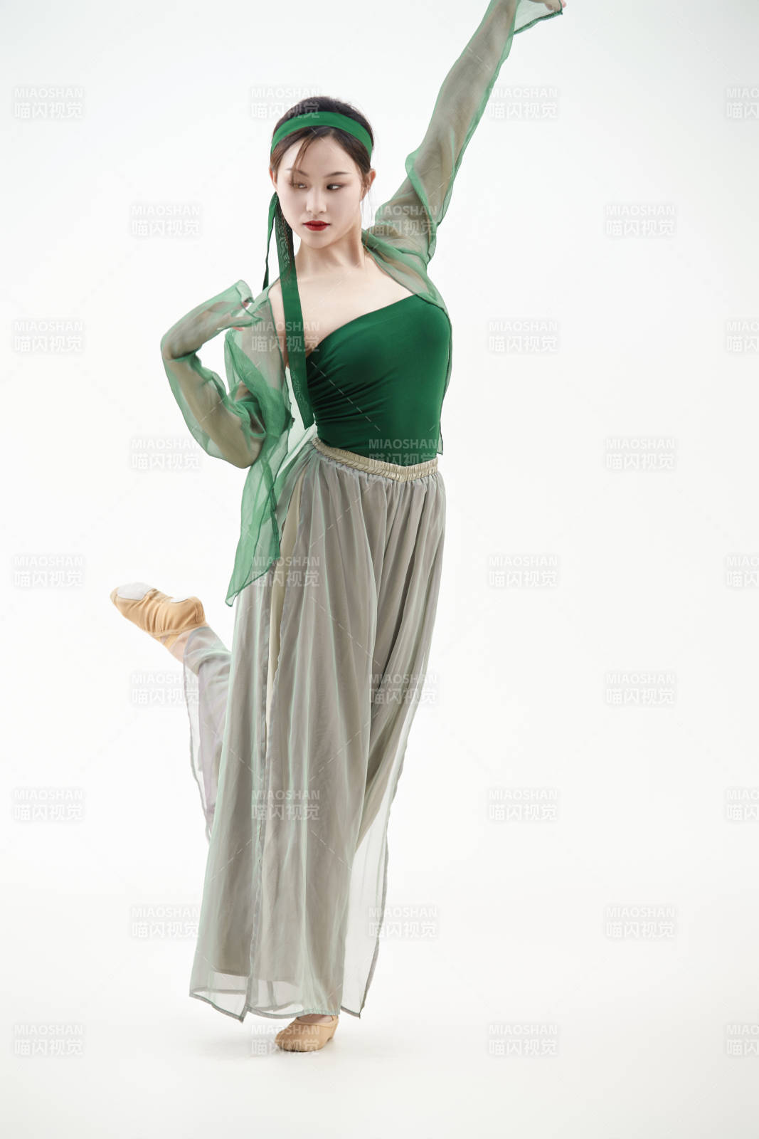 身穿青色古典舞蹈服装手拿蒲扇跳舞的少女图片