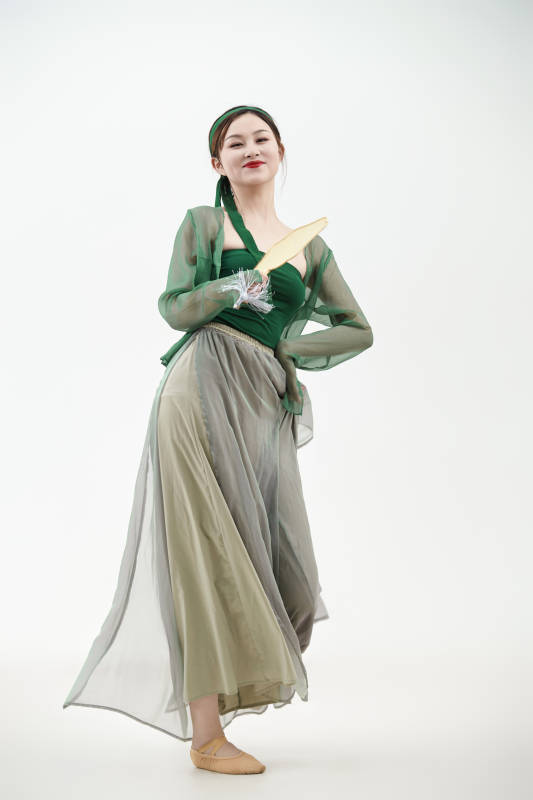 身穿青色古典舞蹈服装手拿蒲扇跳舞的少女图片