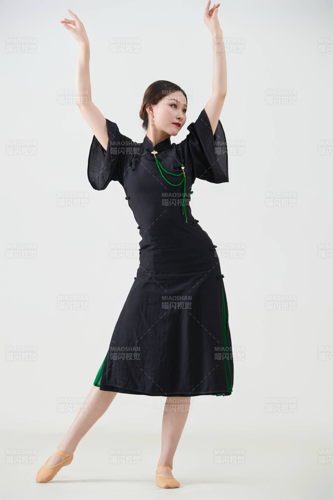 穿着中式旗袍翩翩舞蹈的亚洲少女舞者图片