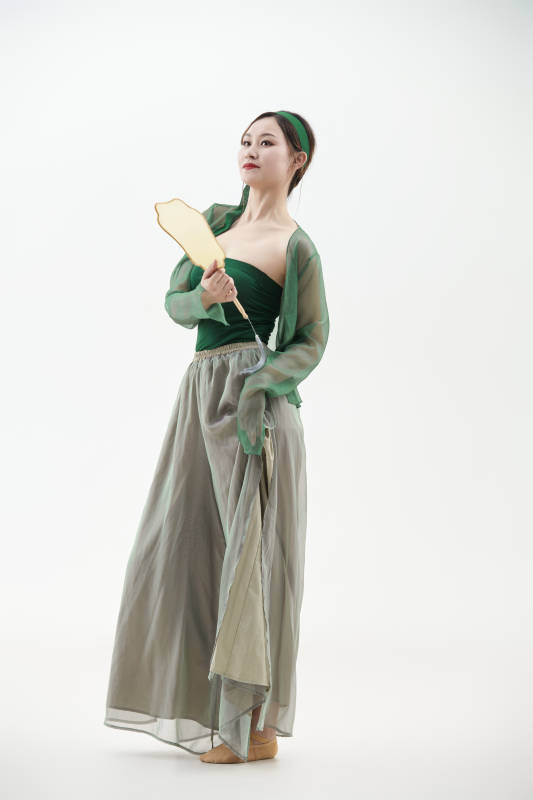 身穿青色古典舞蹈服装手拿蒲扇跳舞的少女图片