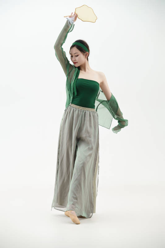 身穿青色古典舞蹈服装手拿蒲扇跳舞的少女图片