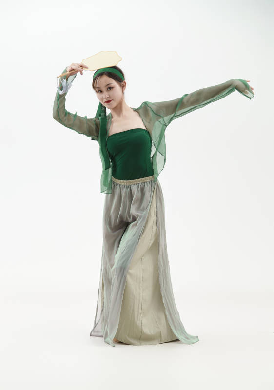 身穿青色古典舞蹈服装手拿蒲扇跳舞的少女图片