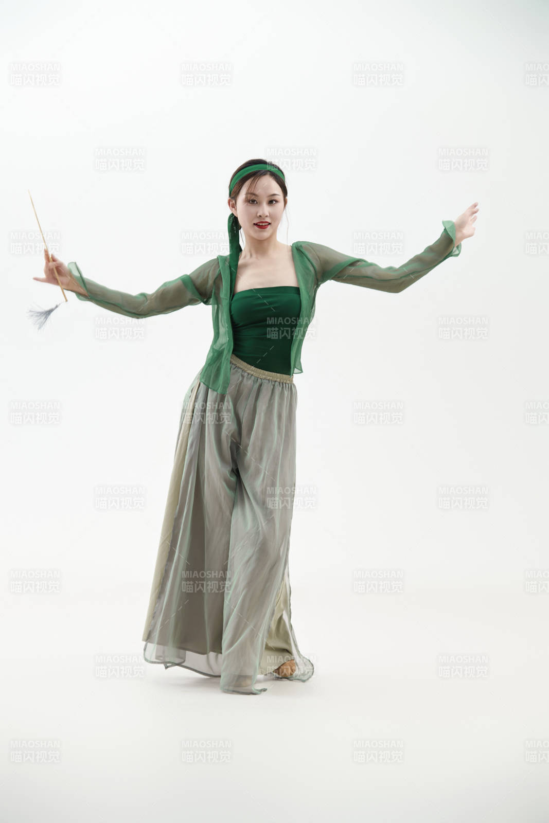 身穿青色古典舞蹈服装手拿蒲扇跳舞的少女图片