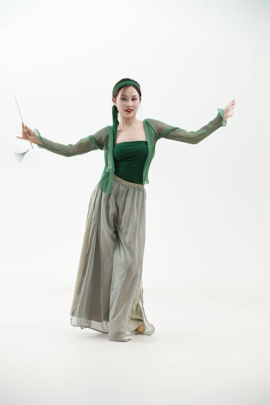 身穿青色古典舞蹈服装手拿蒲扇跳舞的少女图片