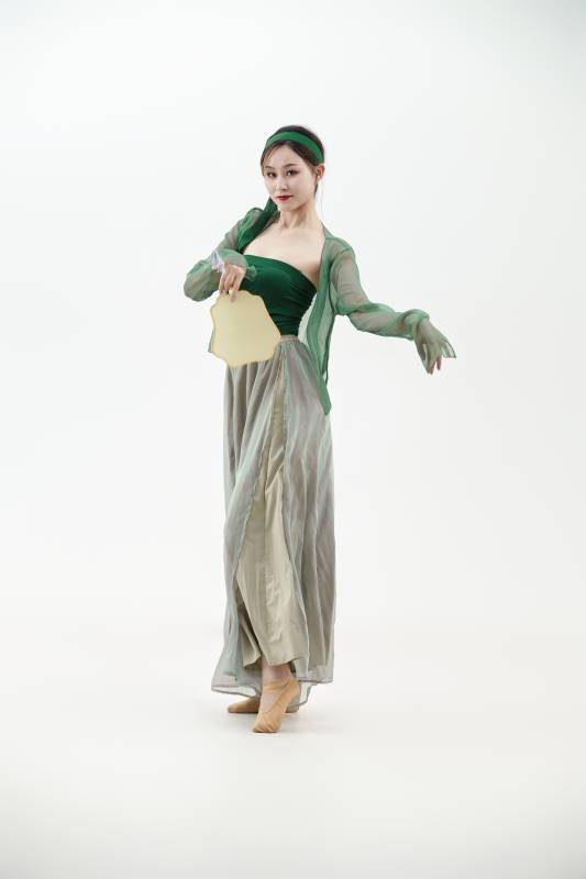 身穿青色古典舞蹈服装手拿蒲扇跳舞的少女图片