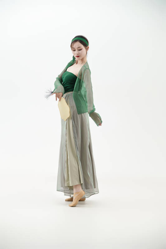 身穿青色古典舞蹈服装手拿蒲扇跳舞的少女图片