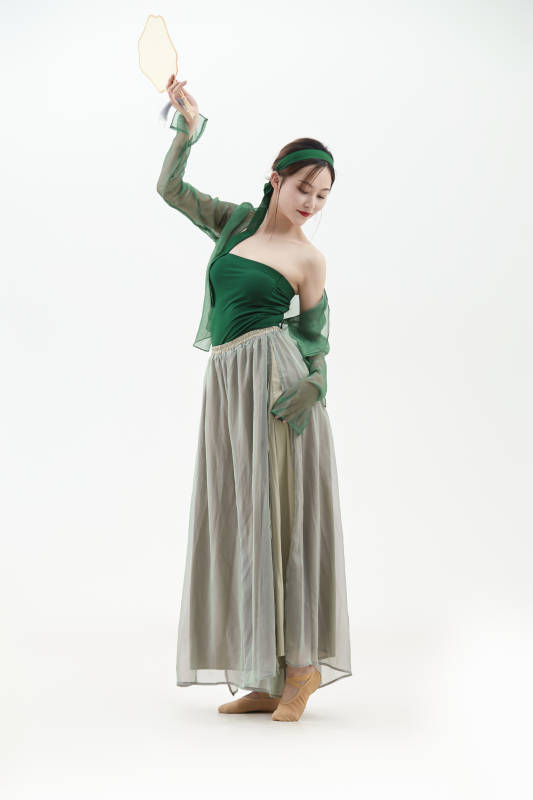 身穿青色古典舞蹈服装手拿蒲扇跳舞的少女图片