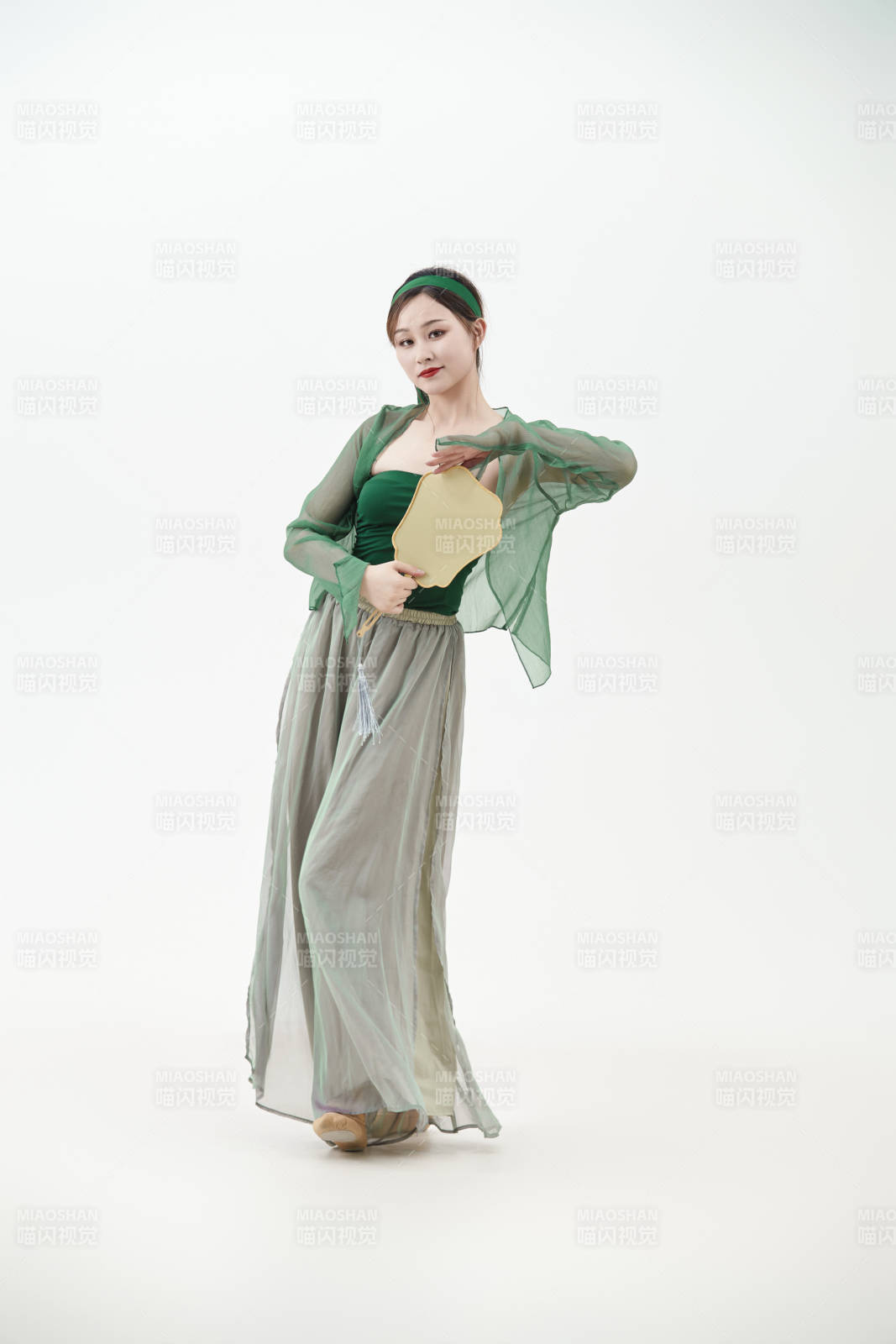 身穿青色古典舞蹈服装手拿蒲扇跳舞的少女图片