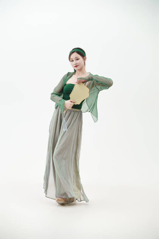 身穿青色古典舞蹈服装手拿蒲扇跳舞的少女图片