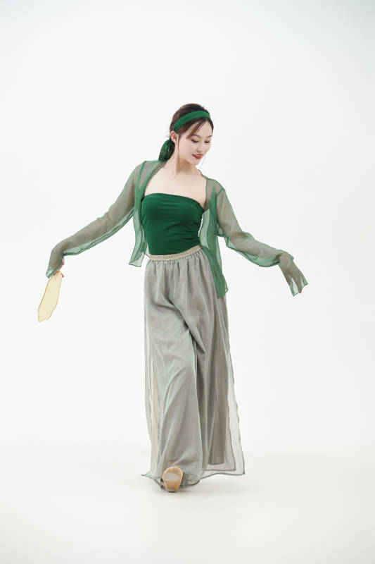 身穿青色古典舞蹈服装手拿蒲扇跳舞的少女图片