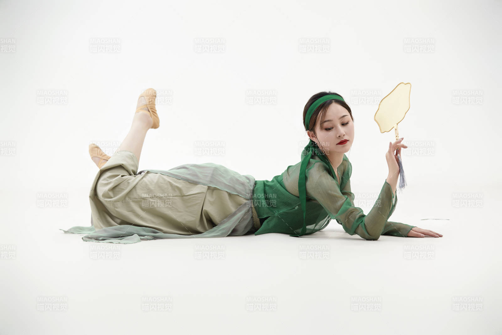 身穿青色古典舞蹈服装手拿蒲扇跳舞的少女图片