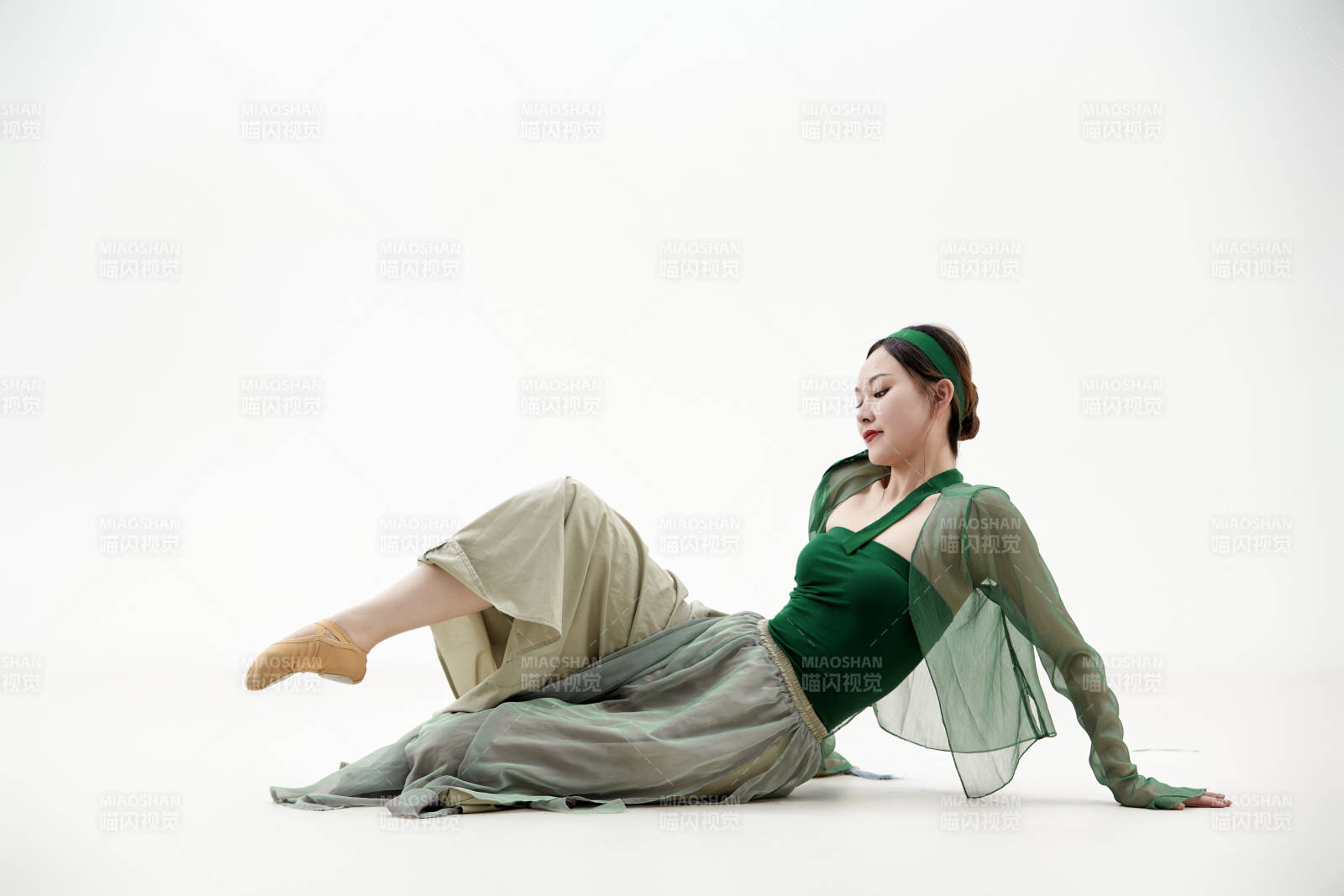 身穿青色古典舞蹈服装手拿蒲扇跳舞的少女图片