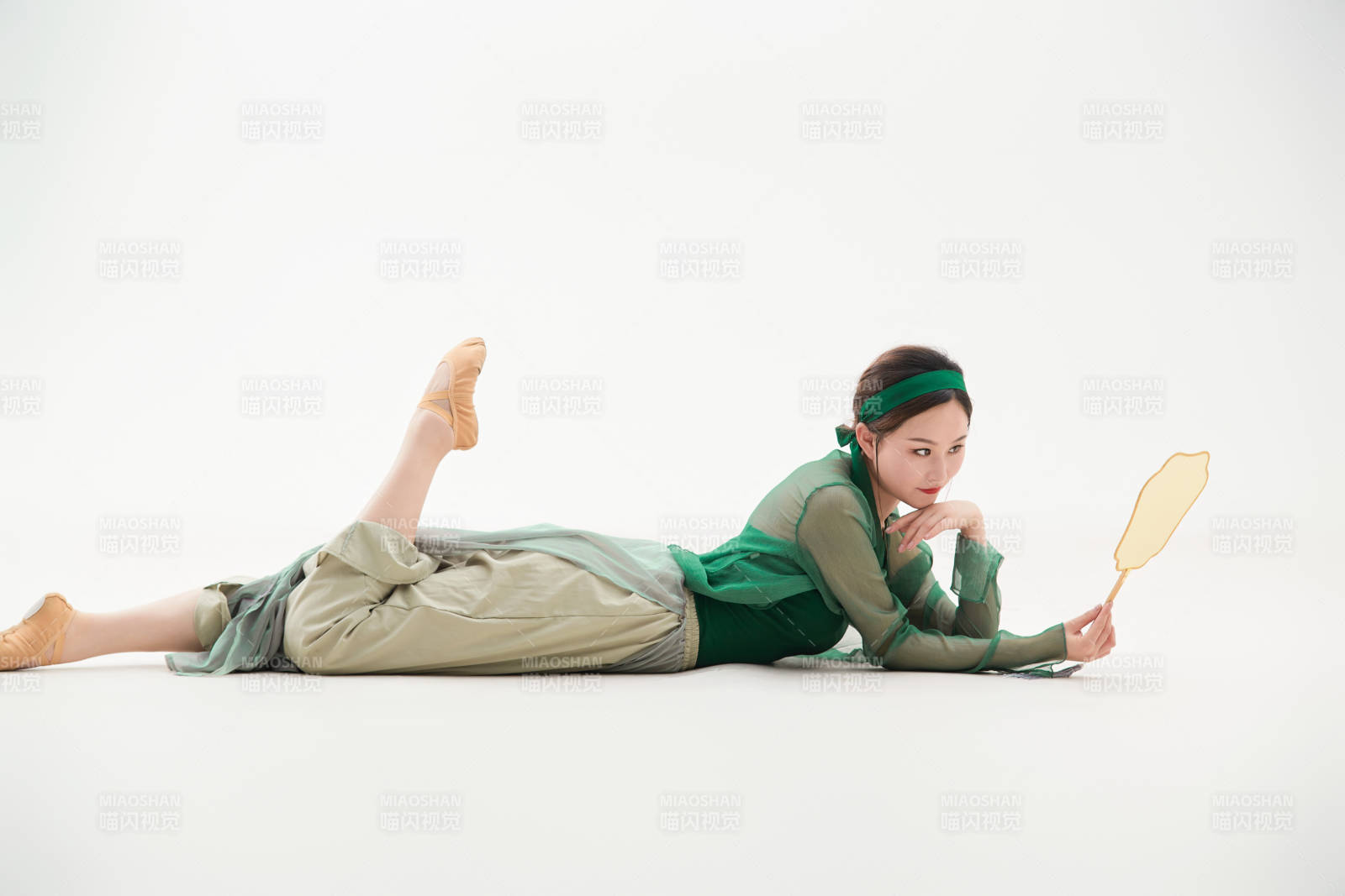 身穿青色古典舞蹈服装手拿蒲扇跳舞的少女图片