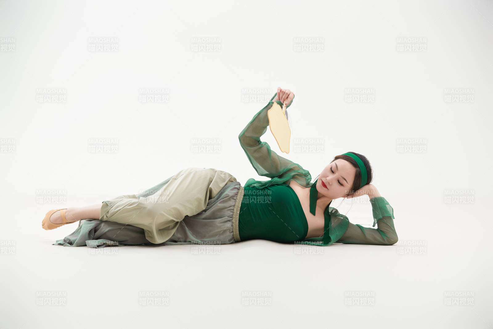 身穿青色古典舞蹈服装手拿蒲扇跳舞的少女图片