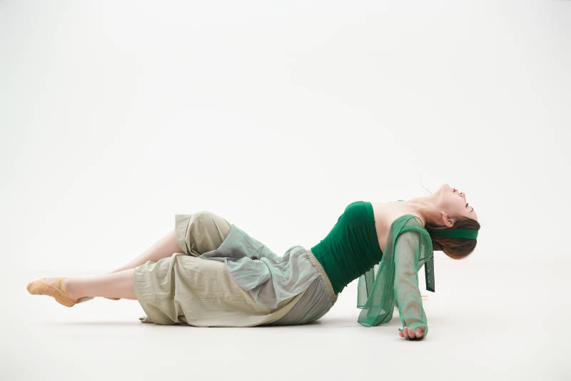 身穿青色古典舞蹈服装手拿蒲扇跳舞的少女图片