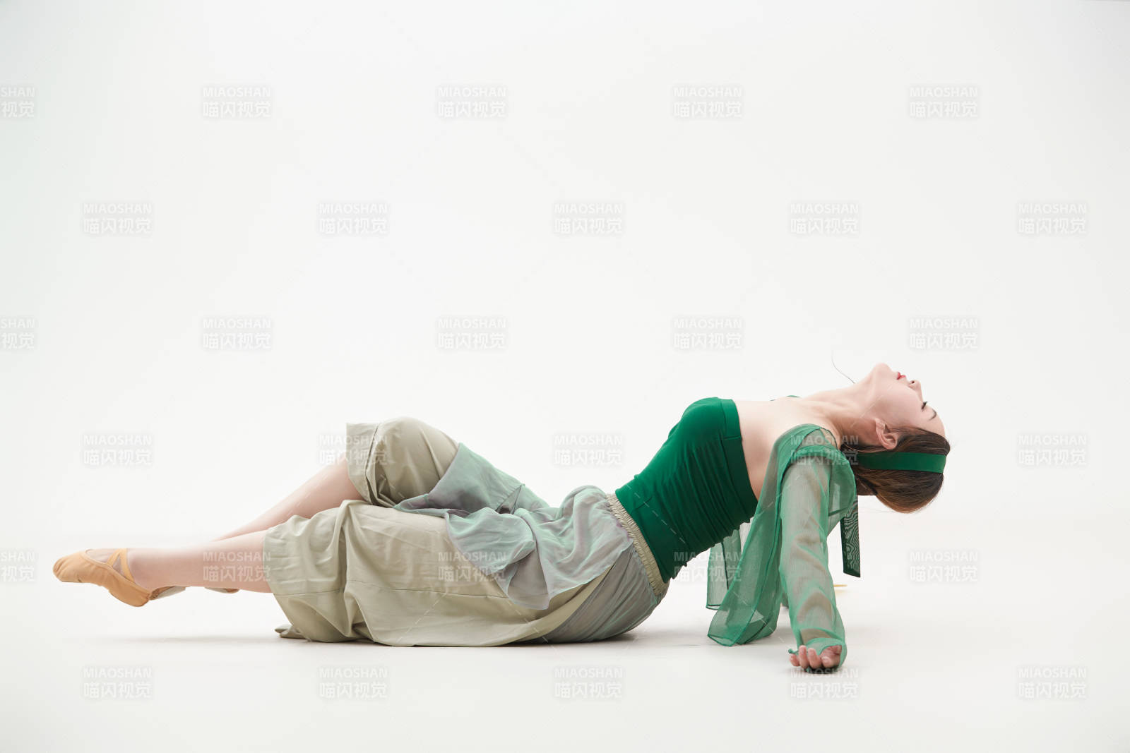 身穿青色古典舞蹈服装手拿蒲扇跳舞的少女图片