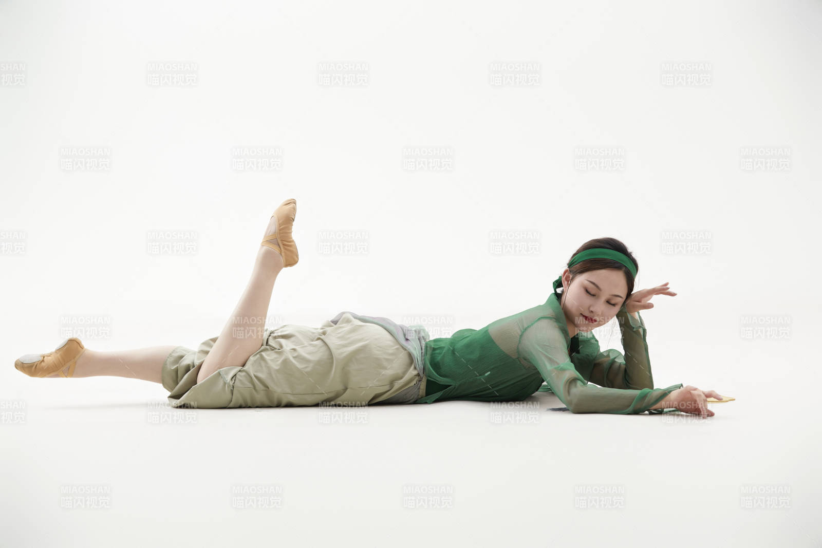 身穿青色古典舞蹈服装手拿蒲扇跳舞的少女图片