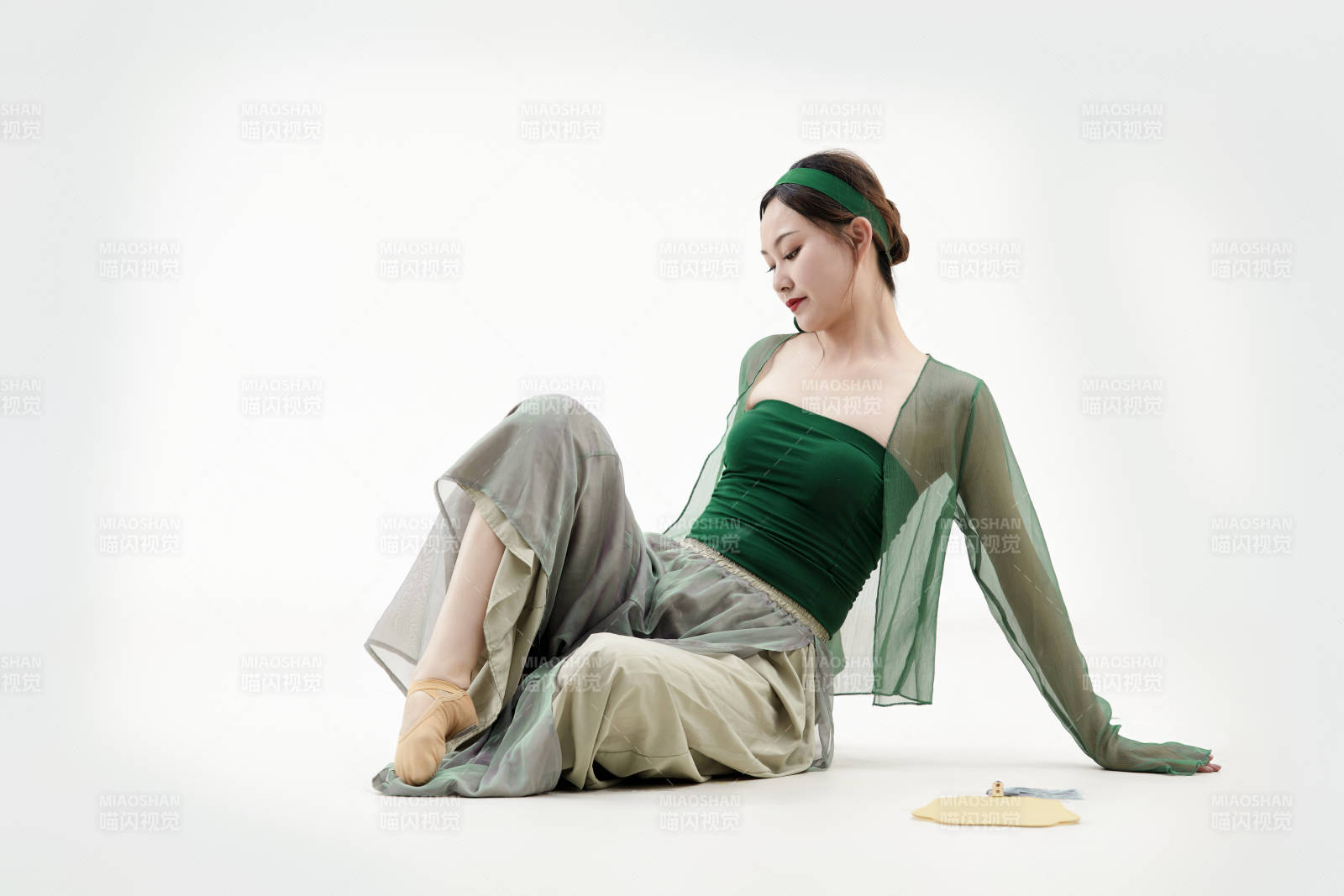 身穿青色古典舞蹈服装手拿蒲扇跳舞的少女图片