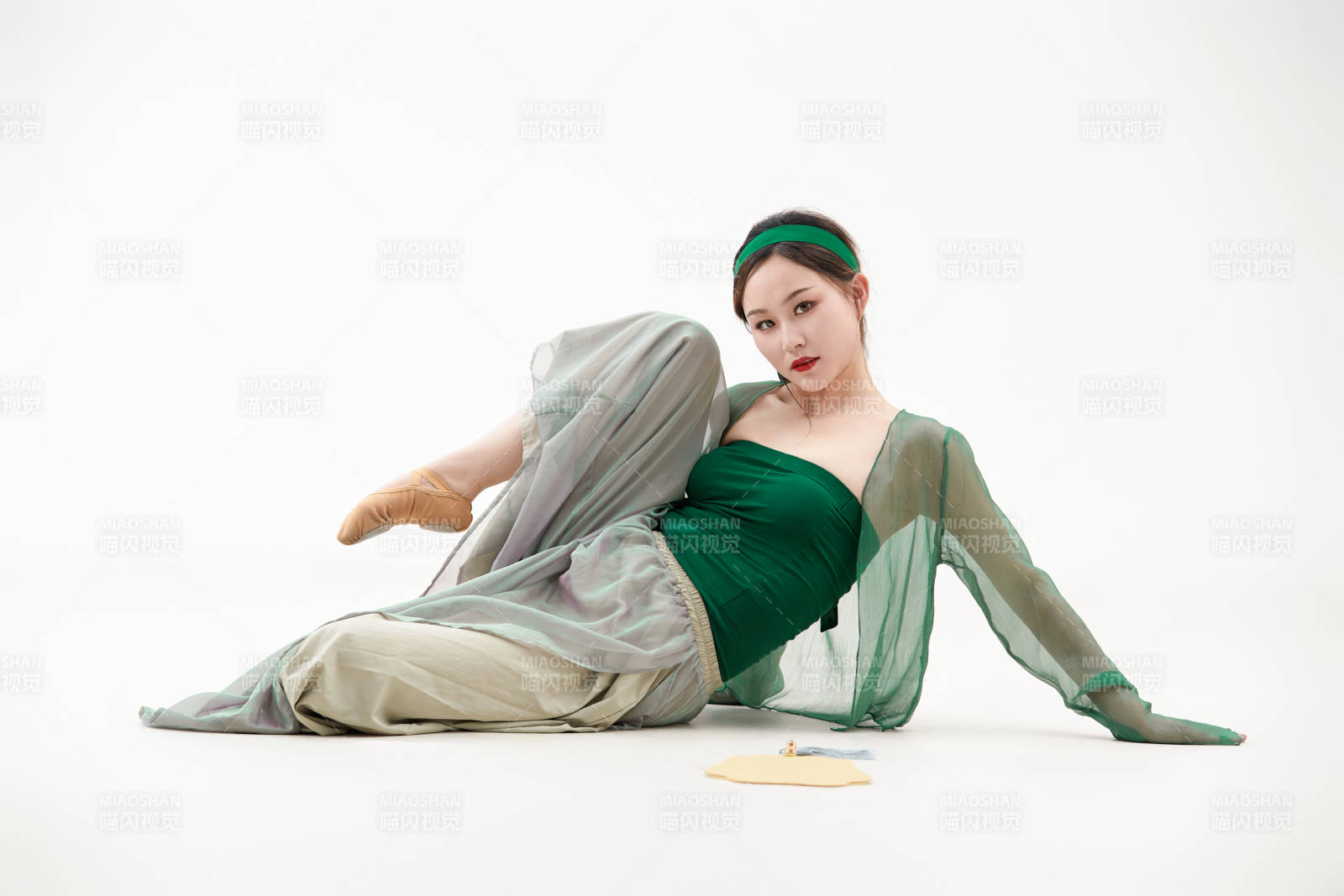 身穿青色古典舞蹈服装手拿蒲扇跳舞的少女图片