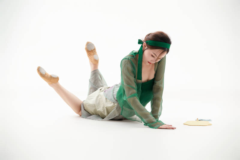 身穿青色古典舞蹈服装手拿蒲扇跳舞的少女图片