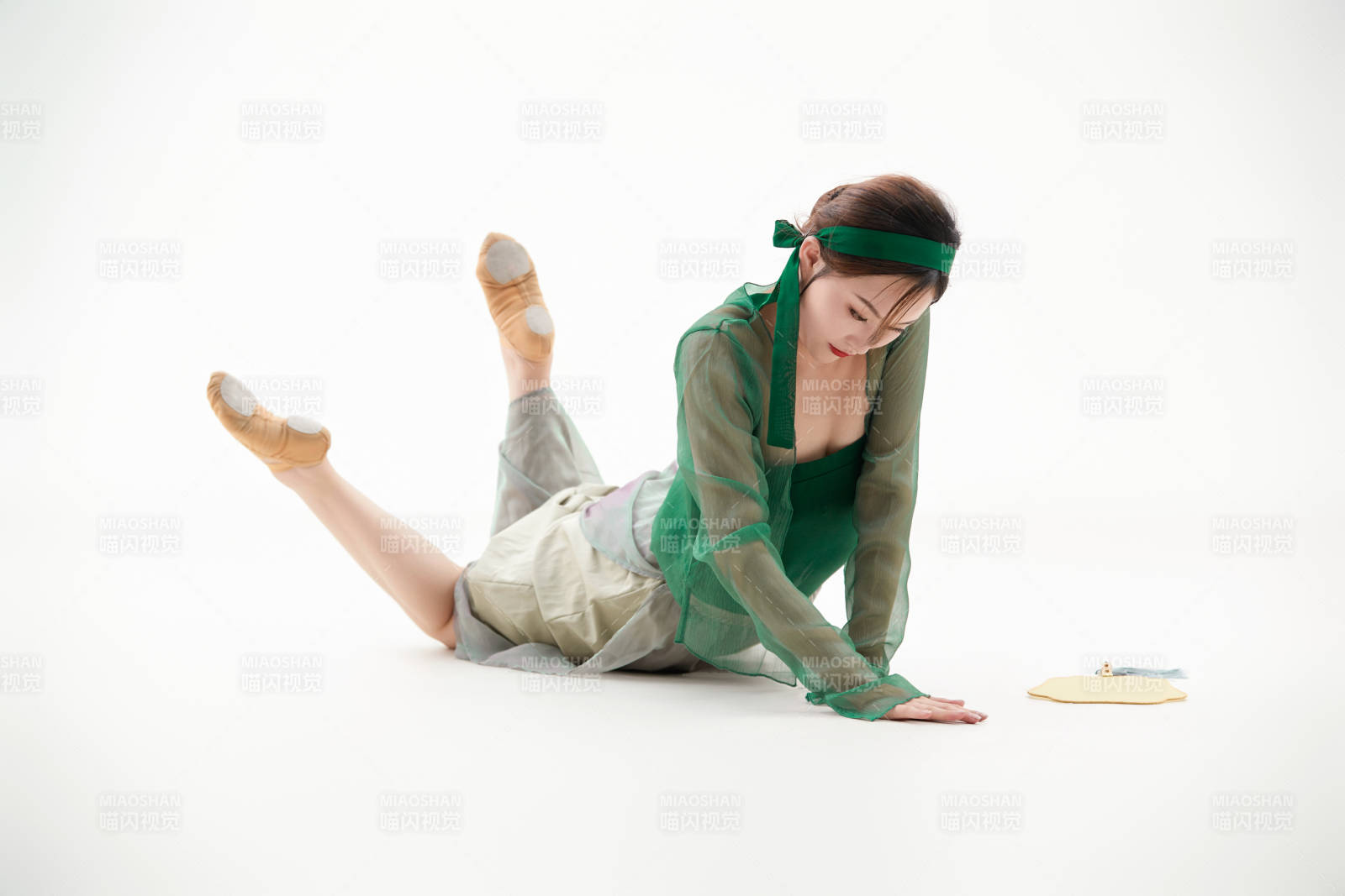 身穿青色古典舞蹈服装手拿蒲扇跳舞的少女图片