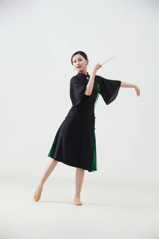 穿着中式旗袍翩翩舞蹈的亚洲少女舞者图片