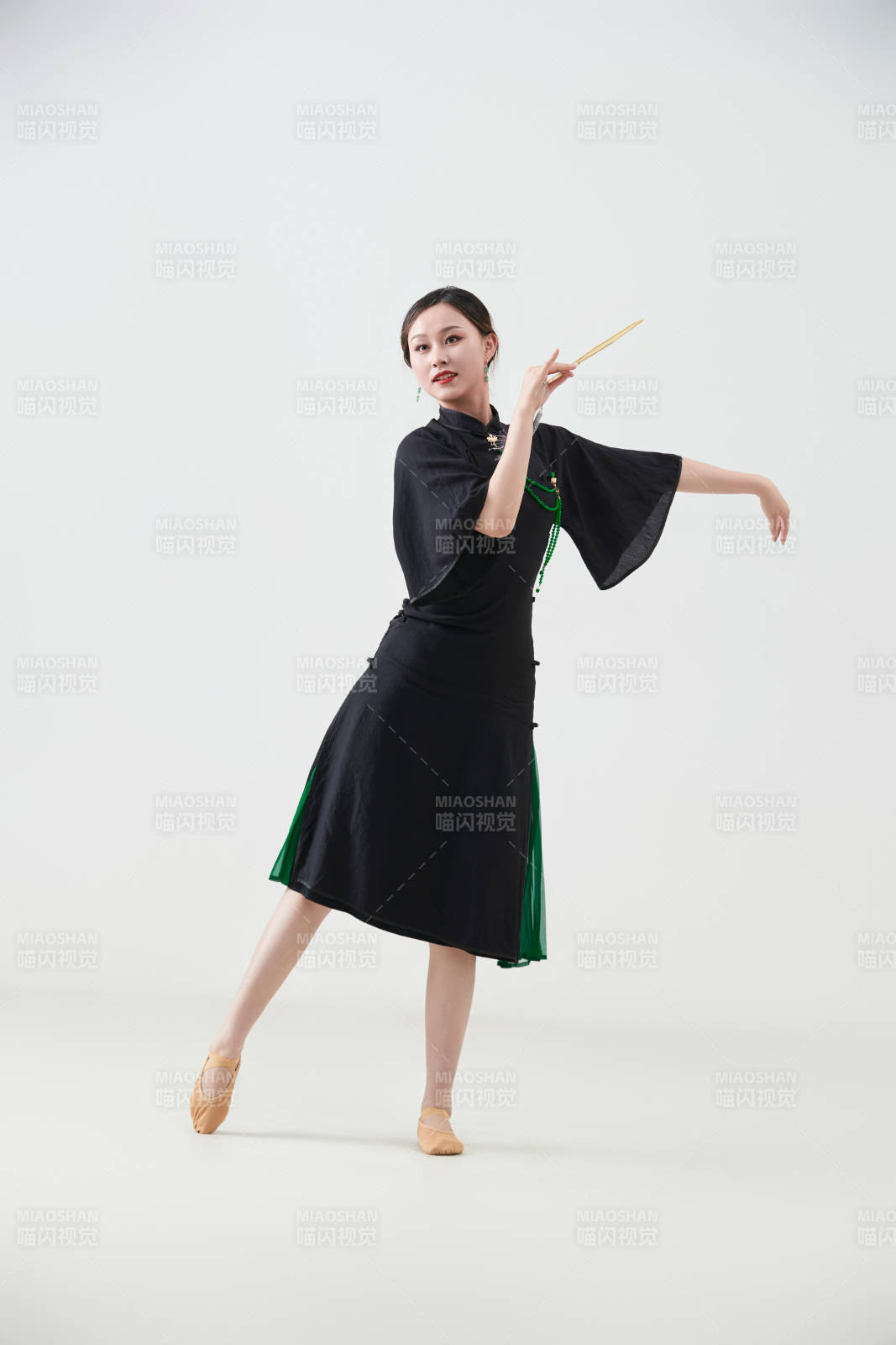 穿着中式旗袍翩翩舞蹈的亚洲少女舞者图片