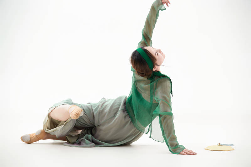 身穿青色古典舞蹈服装手拿蒲扇跳舞的少女图片