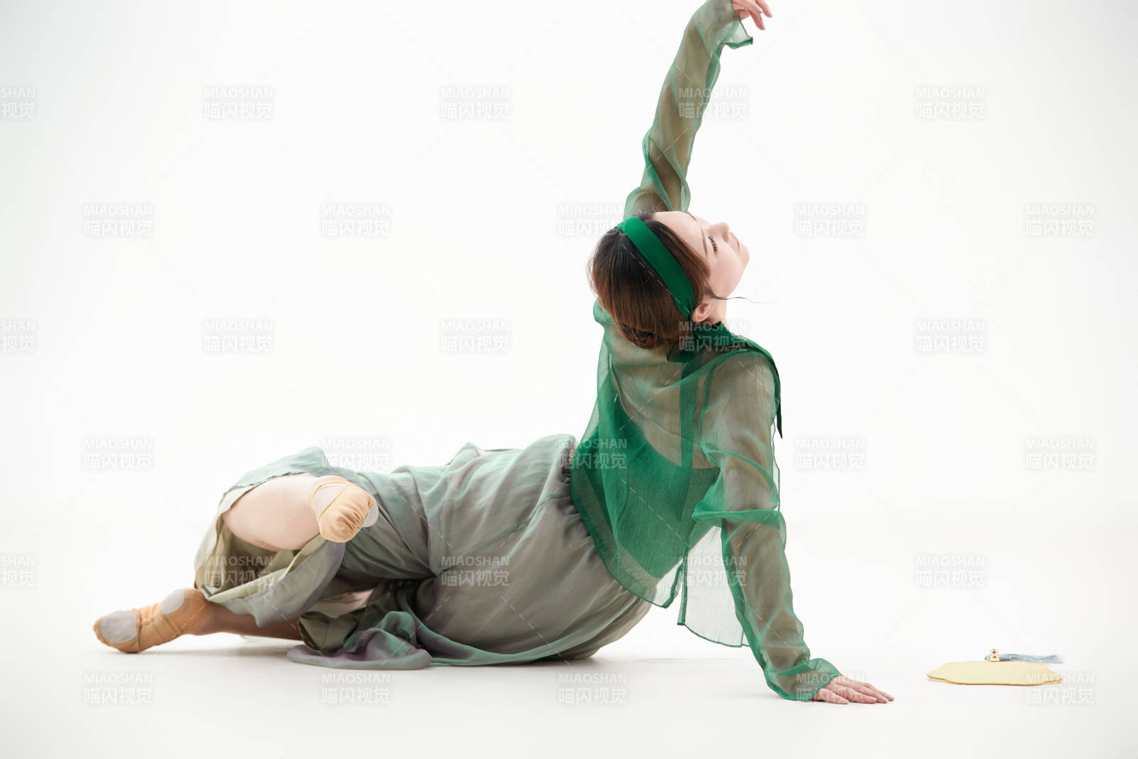 身穿青色古典舞蹈服装手拿蒲扇跳舞的少女图片