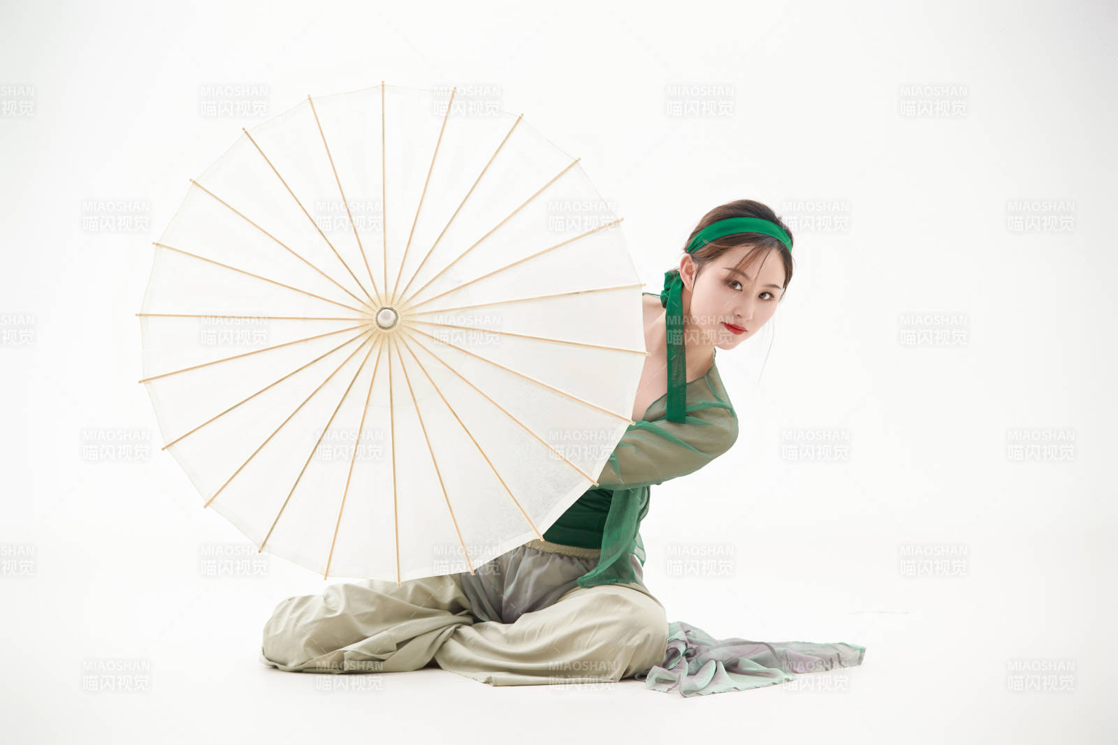 身穿青色古典舞蹈服装手拿蒲扇跳舞的少女图片