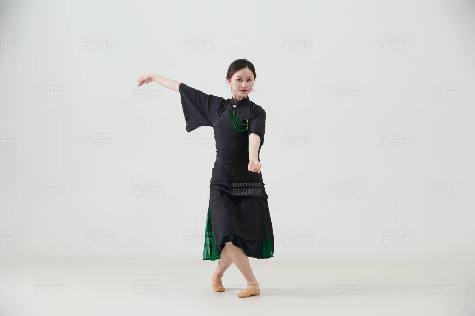 穿着中式旗袍翩翩舞蹈的亚洲少女舞者图片