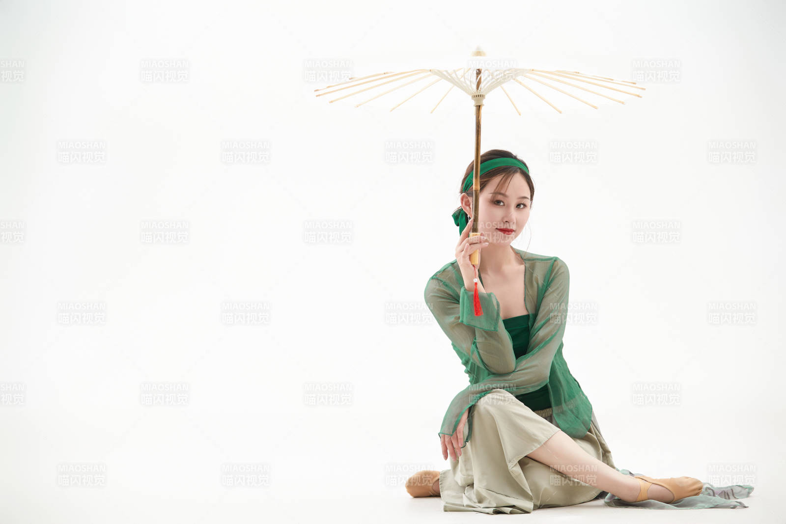 身穿青色古典舞蹈服装手拿蒲扇跳舞的少女图片