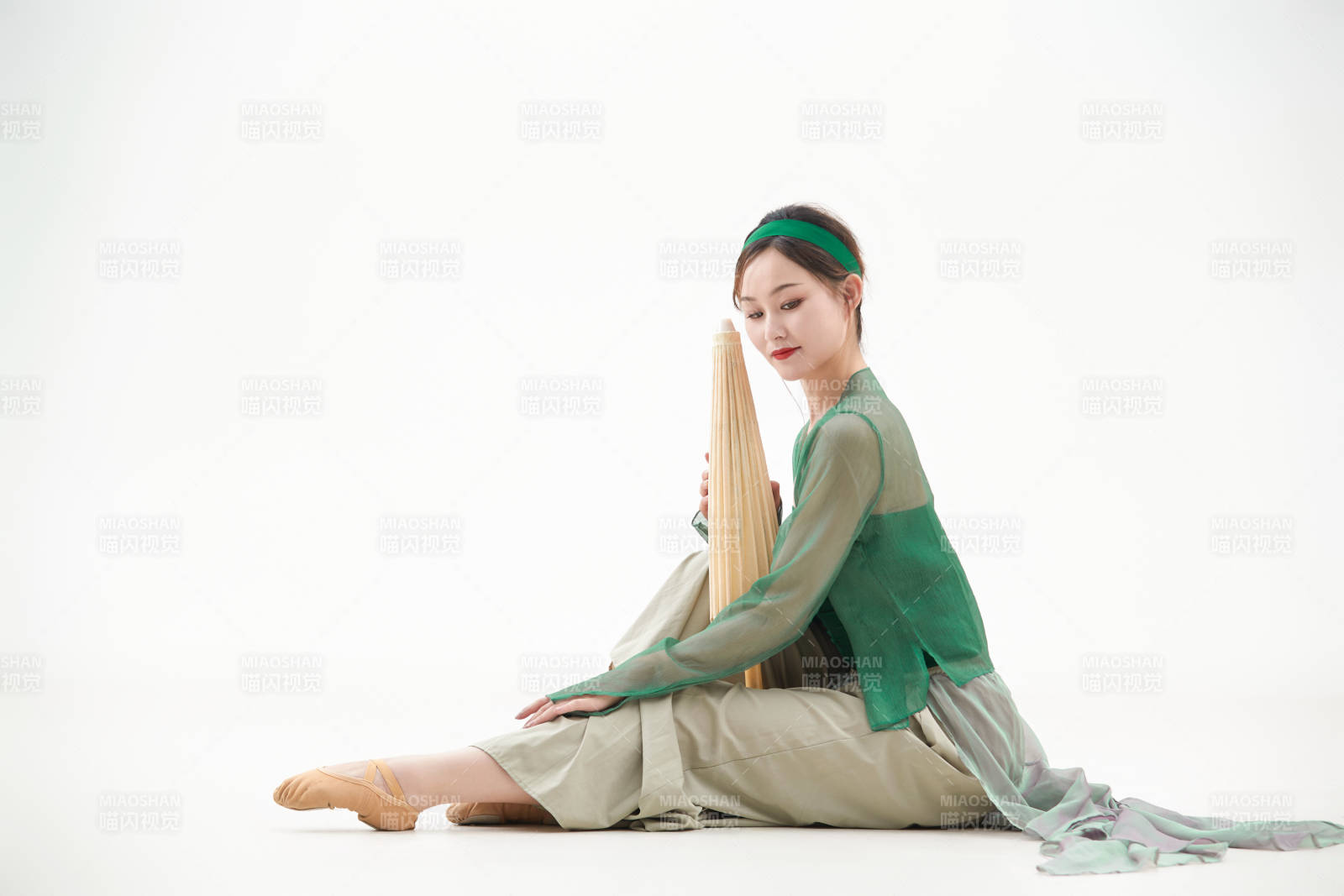 身穿青色古典舞蹈服装手拿蒲扇跳舞的少女图片