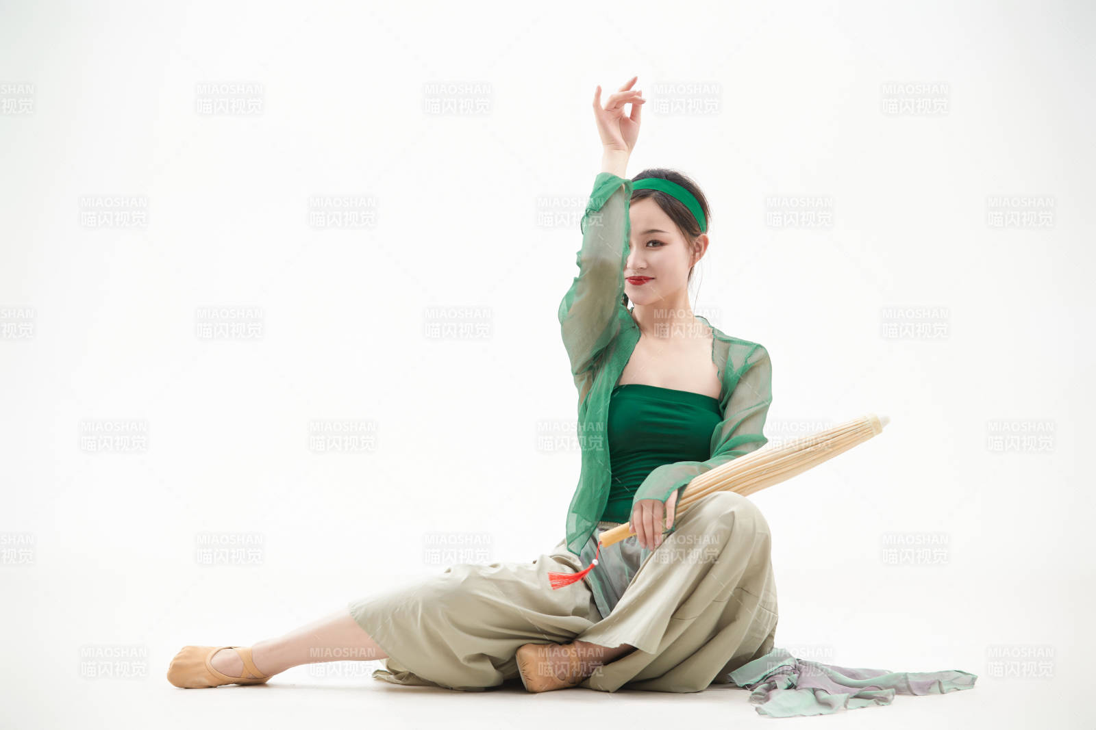 身穿青色古典舞蹈服装手拿蒲扇跳舞的少女图片