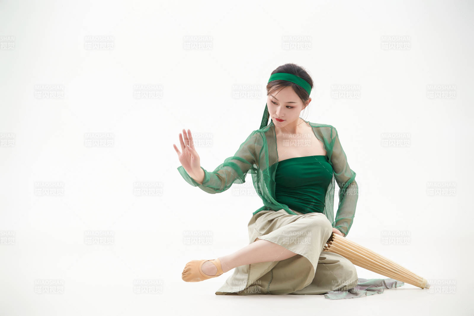 身穿青色古典舞蹈服装手拿蒲扇跳舞的少女图片