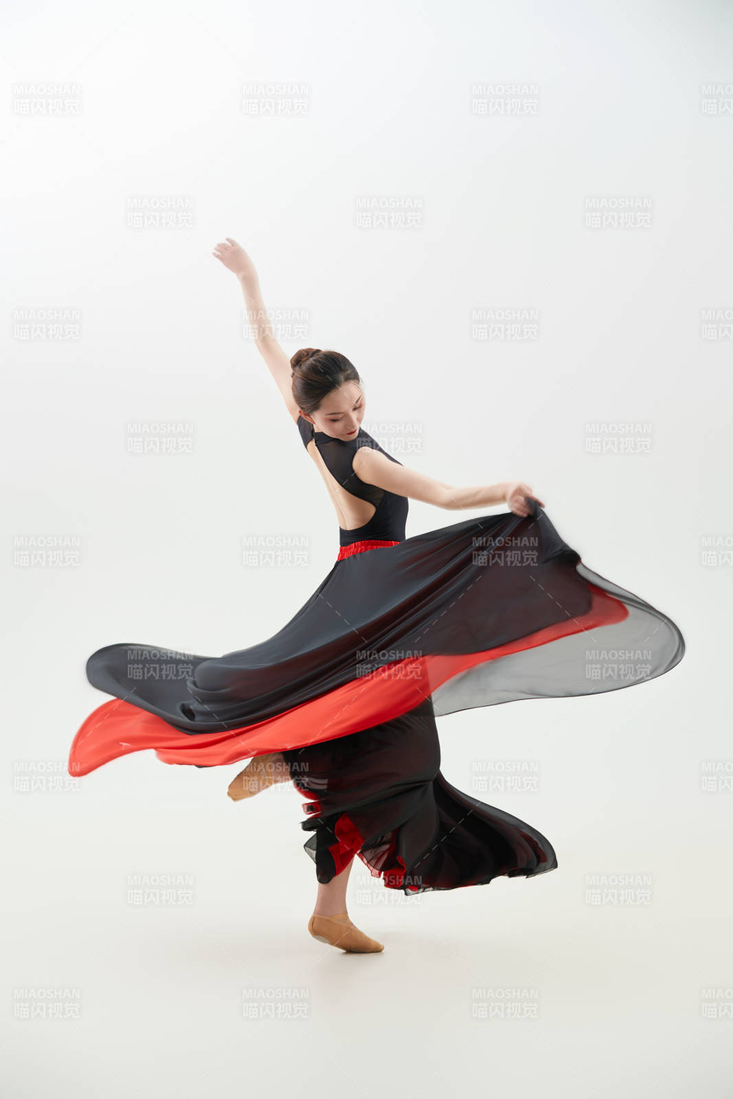 身穿红黑相间的舞蹈长裙翩翩起舞的少女图片