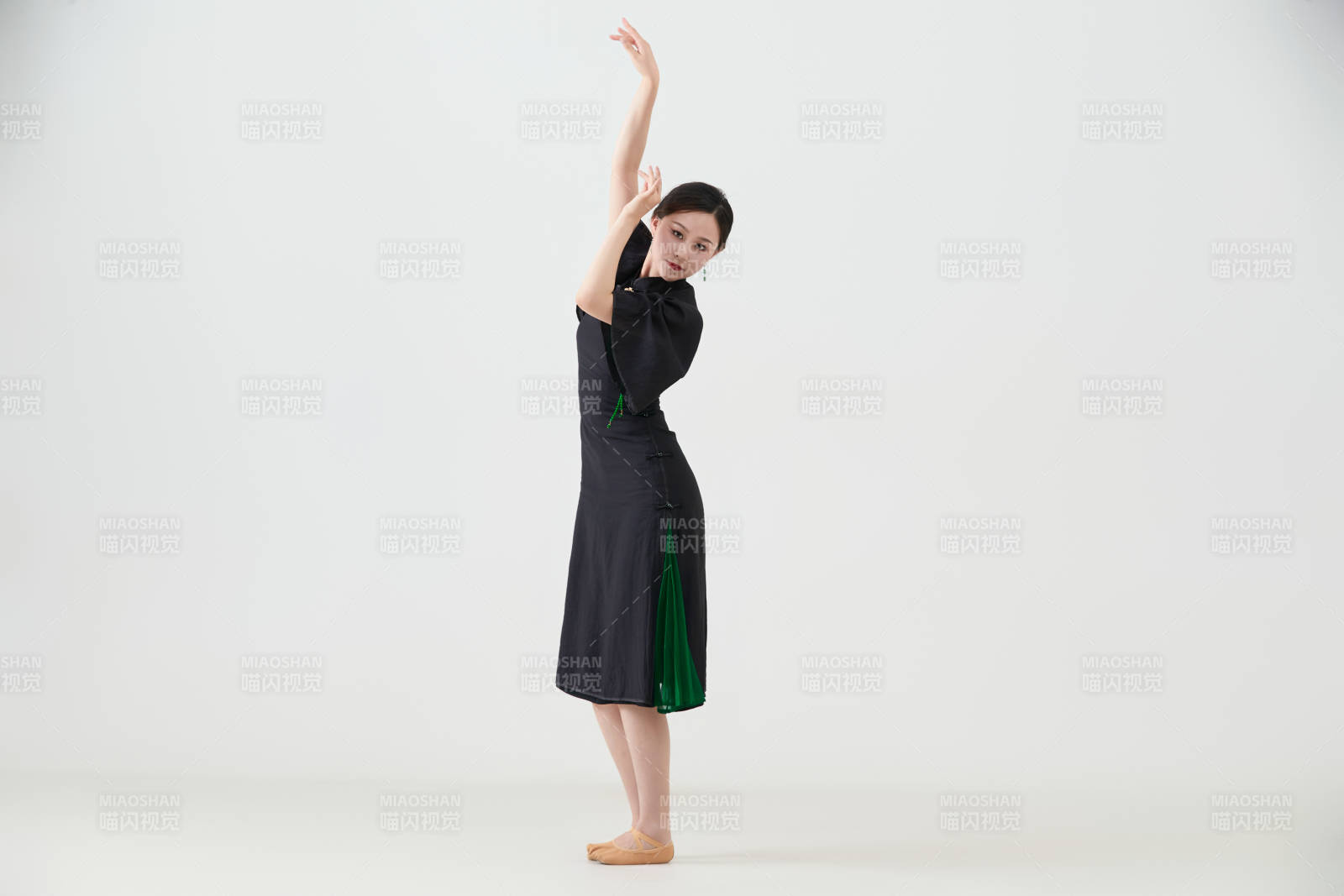 穿着中式旗袍翩翩舞蹈的亚洲少女舞者图片