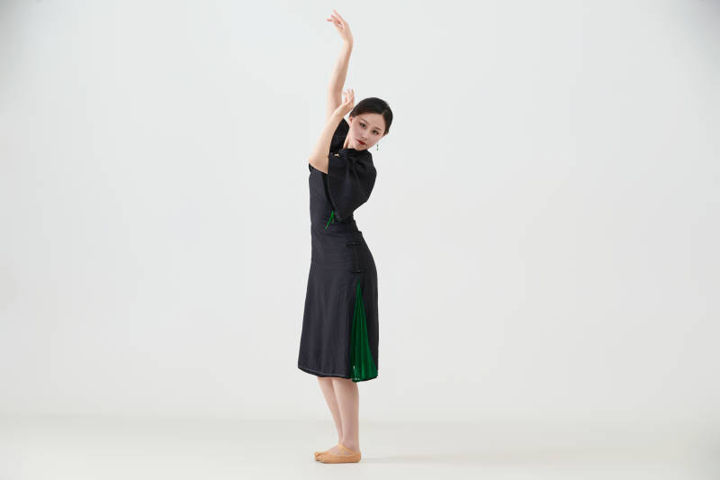 穿着中式旗袍翩翩舞蹈的亚洲少女舞者图片