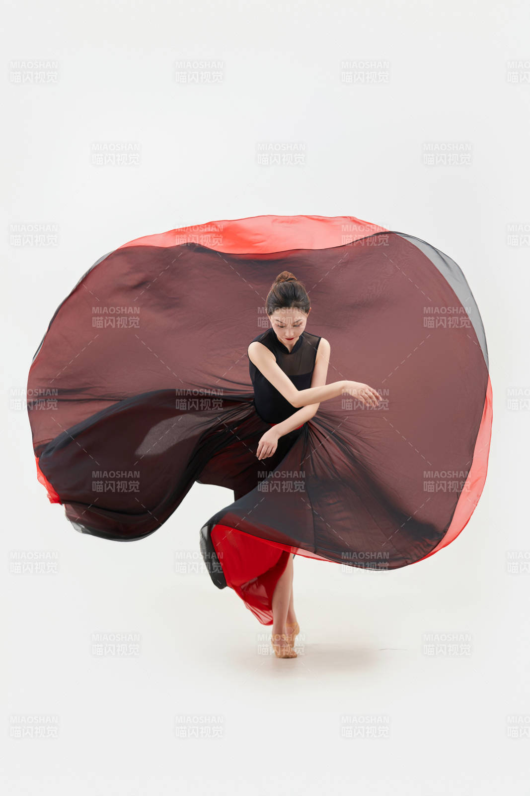 身穿红黑相间的舞蹈长裙翩翩起舞的少女图片