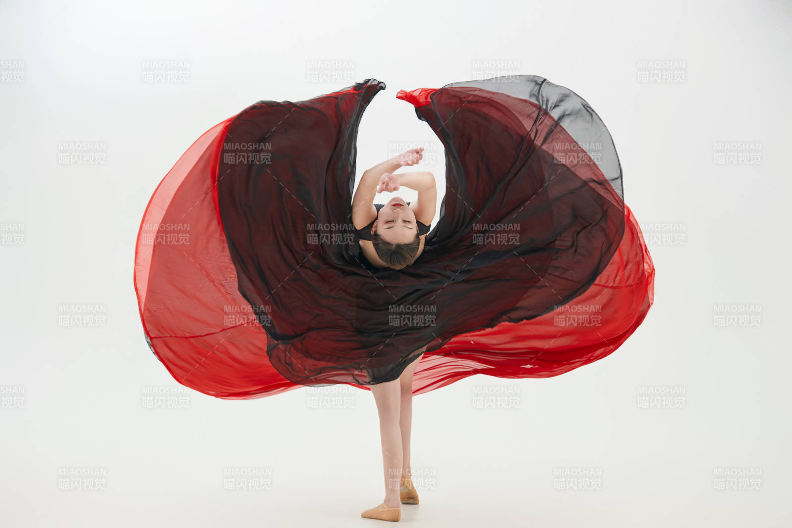 身穿红黑相间的舞蹈长裙翩翩起舞的少女图片