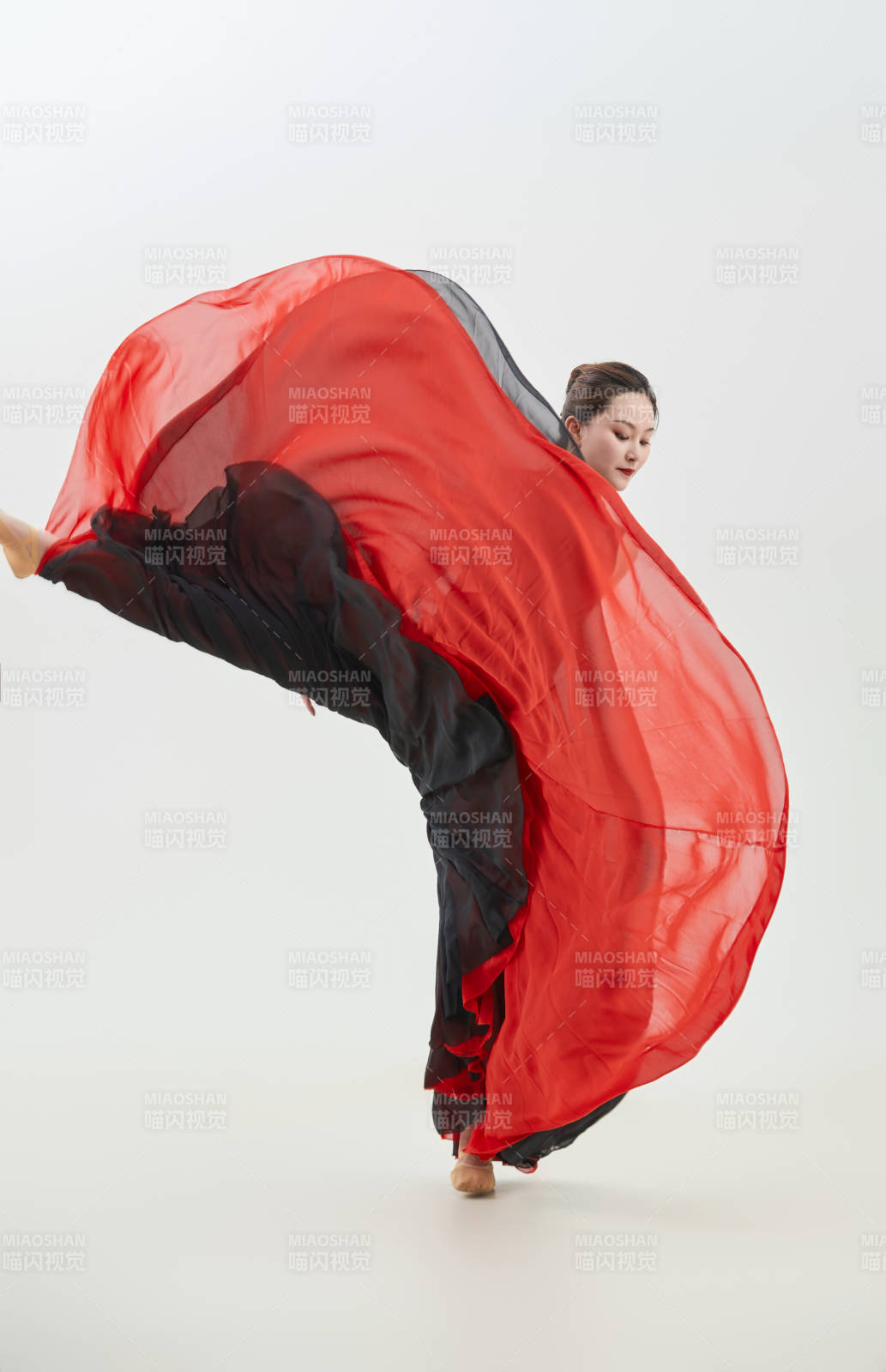 身穿红黑相间的舞蹈长裙翩翩起舞的少女图片