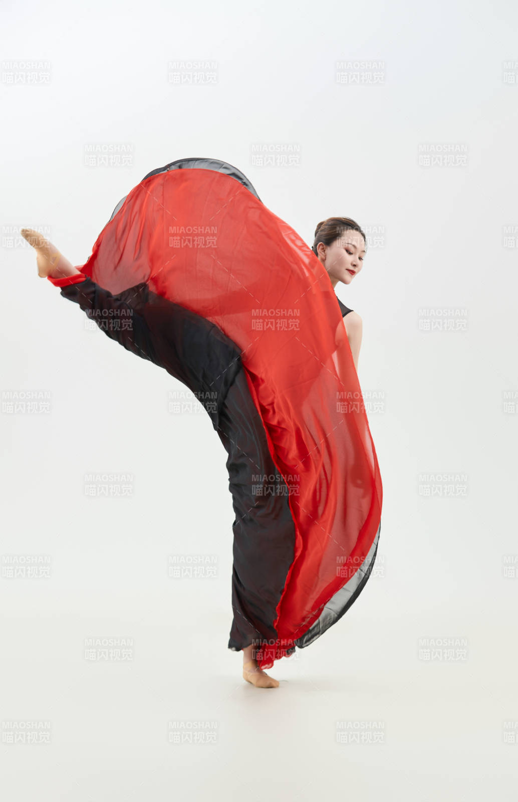 身穿红黑相间的舞蹈长裙翩翩起舞的少女图片