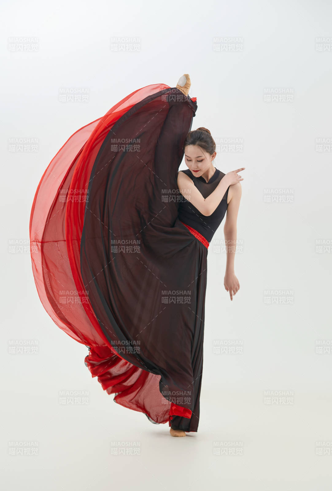 身穿红黑相间的舞蹈长裙翩翩起舞的少女图片