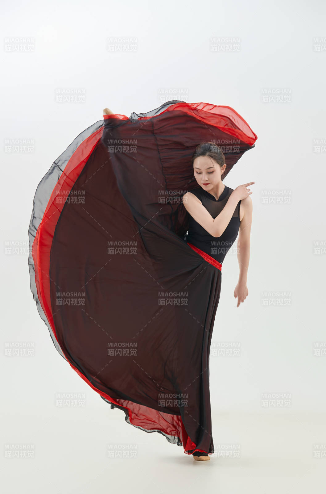 身穿红黑相间的舞蹈长裙翩翩起舞的少女图片