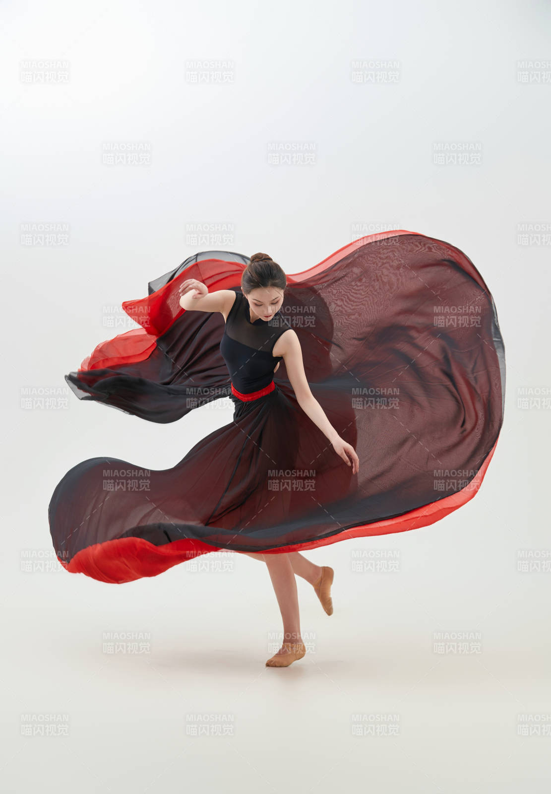身穿红黑相间的舞蹈长裙翩翩起舞的少女图片